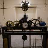 Decidiamo prima di scendere per andare a visitare un luogo di grande fascino: la sala dove si nasconde il macchinario dell�orologio da torre pi� grande della citt�